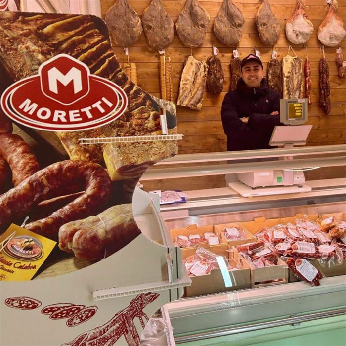 Eugenio Moretti nel suo negozio